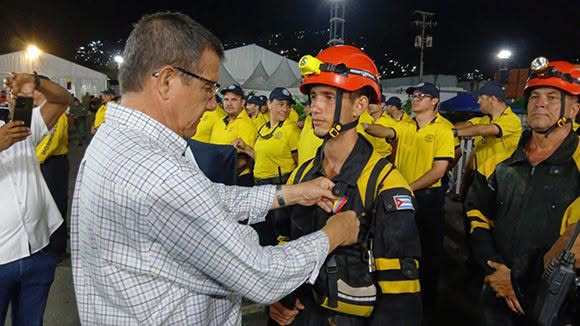 Gobierno venezolano condecora a brigada de rescatistas cubanos por su abnegada labor tras los sismos